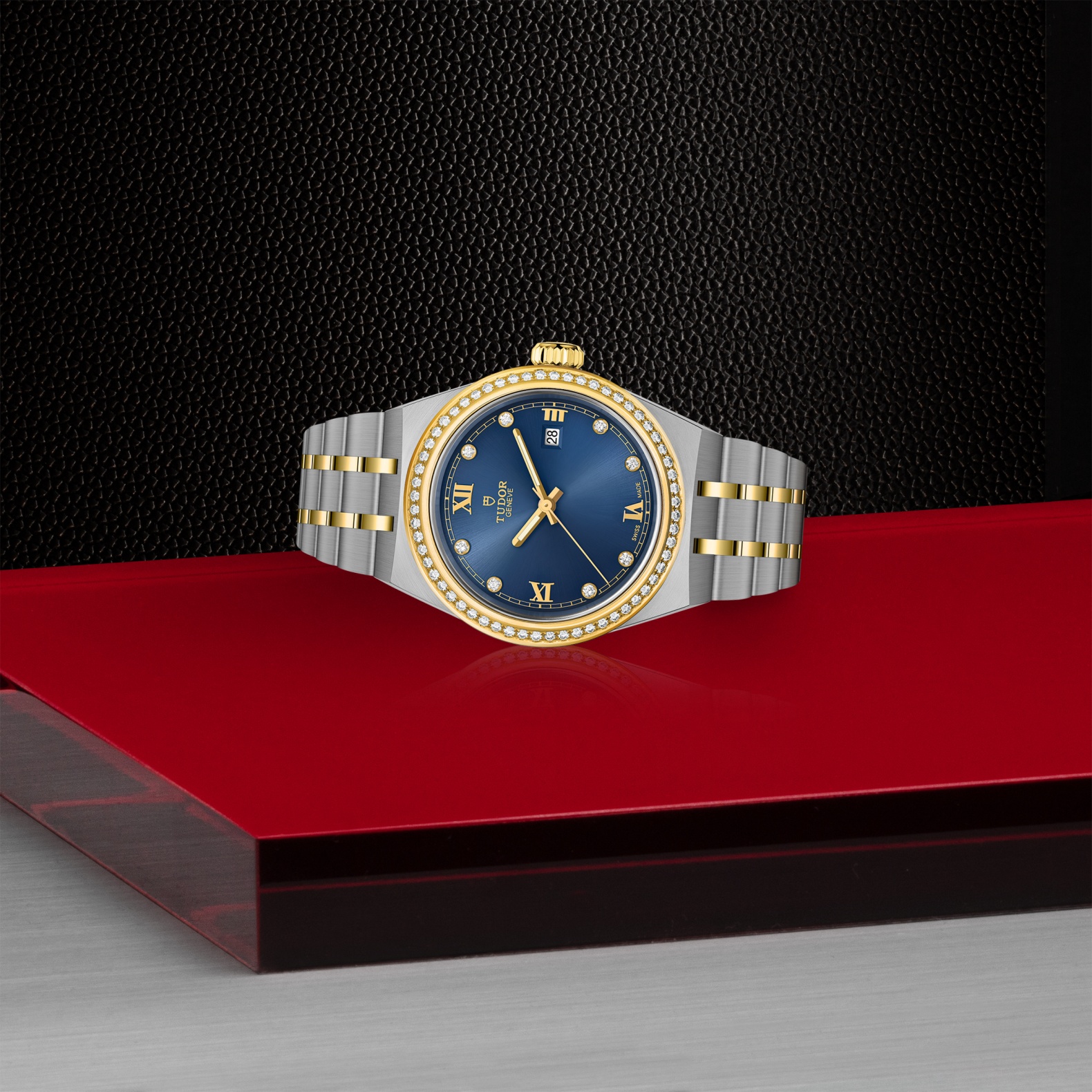 TUDOR Royal Boîtier en acier 28 mm Lunette en or jaune sertie de 60 diamants Cadran serti de diamants – Image 3